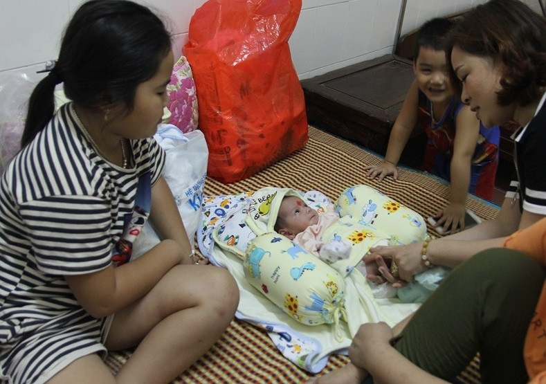 Xét nghiệm ADN xác minh người mẹ đến nhận con sau khi bỏ rơi bên đường ảnh 1