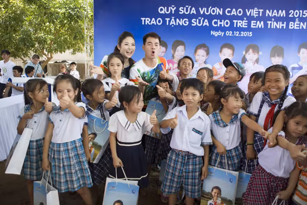 Hoa hậu Ngọc Hân diện áo đôi cùng Xuân Bắc trồng cây tại Bến Tre ảnh 8