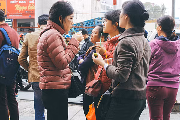 Tiệm vàng lớn xếp hàng dài, tiệm vàng nhỏ ế chỏng chơ ảnh 5