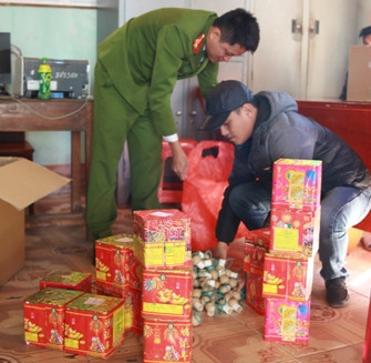 Chở hộ người quen…hơn 30 kg pháo ảnh 2