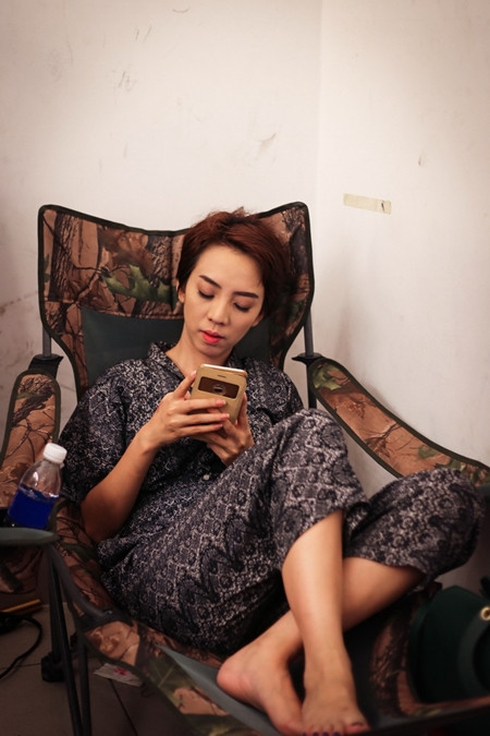 Hé lộ cảnh "ăn bờ ngủ bụi" của Thu Trang, Trấn Thành ảnh 1