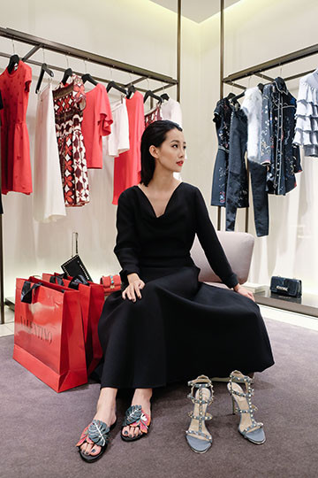 BTV Quỳnh Chi chứng tỏ độ sành điệu với quần áo đắt đỏ ảnh 7