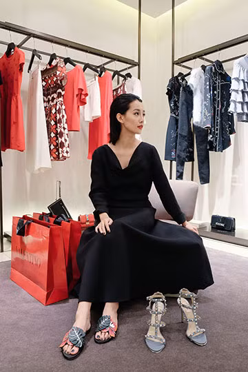 BTV Quỳnh Chi chứng tỏ độ sành điệu với quần áo đắt đỏ ảnh 7