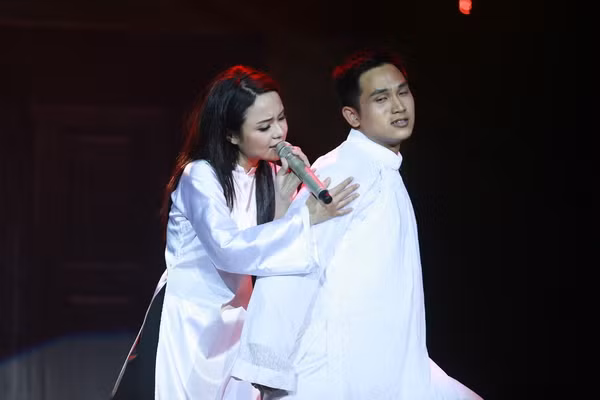 Thủy Top mặc áo yếm, lả lơi hát “Cặp ba lá” ảnh 5 Thủy Top mặc áo yếm, lả lơi hát “Cặp ba lá” ảnh 5