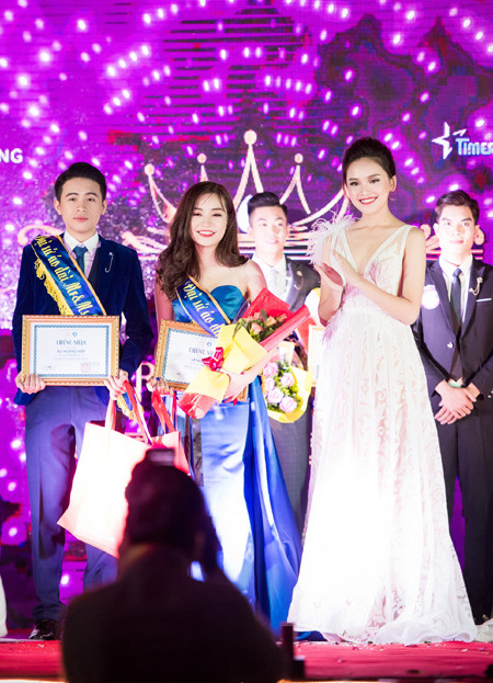 Ngọc Hân - Tố Như "đọ sắc" với phong cách thời trang đối lập ảnh 8 Ngọc Hân - Tố Như "đọ sắc" với phong cách thời trang đối lập ảnh 8