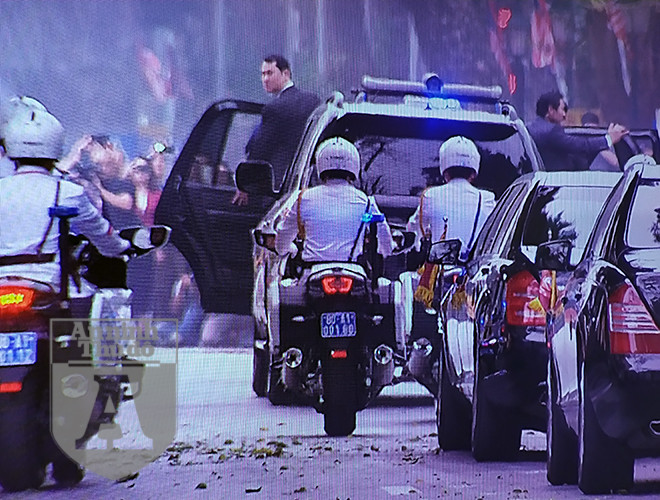 Ngay sau khi kết thúc hội đàm với Tổng thống Mỹ, đoàn xe chở Chủ tịch Triều tiên Kim Jong - un di chuyển về khách sạn. Lúc này xe chở cảnh vệ tiếp cận đi ngay phía sau xe Chủ tịch Triều Tiên mở cả hai cửa phía sau. 2 cảnh vệ tiếp cận mở cửa đứng ra hông xe quan sát cả 4 phía. Ngay sau khi kết thúc hội đàm với Tổng thống Mỹ, đoàn xe chở Chủ tịch Triều tiên Kim Jong - un di chuyển về khách sạn. Lúc này xe chở cảnh vệ tiếp cận đi ngay phía sau xe Chủ tịch Triều Tiên mở cả hai cửa phía sau. 2 cảnh vệ tiếp cận mở cửa đứng ra hông xe quan sát cả 4 phía.