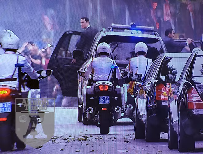 Ngay sau khi kết thúc hội đàm với Tổng thống Mỹ, đoàn xe chở Chủ tịch Triều tiên Kim Jong - un di chuyển về khách sạn. Lúc này xe chở cảnh vệ tiếp cận đi ngay phía sau xe Chủ tịch Triều Tiên mở cả hai cửa phía sau. 2 cảnh vệ tiếp cận mở cửa đứng ra hông xe quan sát cả 4 phía.