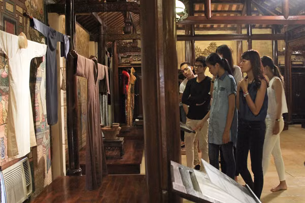 Top 10 Vietnam’s Next Top Model 2015 tìm hiểu về áo dài Việt Nam ảnh 1