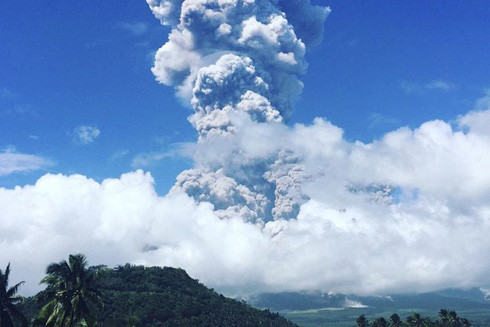 Philippines báo động núi lửa Mayon sắp phun trào ảnh 1