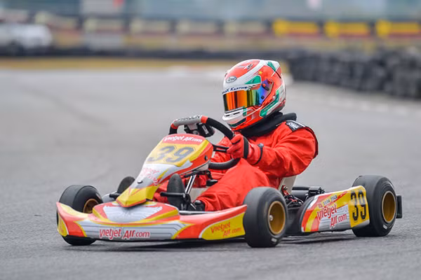 Tay đua Go-Kart trẻ tuổi nhất Việt Nam Doug Phạm: Mơ ước trở thành tay đua F1 người Việt đầu tiên ảnh 1