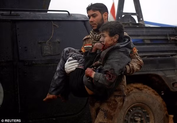 IS phá đường ống nước, bắn tỉa trẻ em để ngăn cản dân chạy trốn ảnh 4 IS phá đường ống nước, bắn tỉa trẻ em để ngăn cản dân chạy trốn ảnh 4