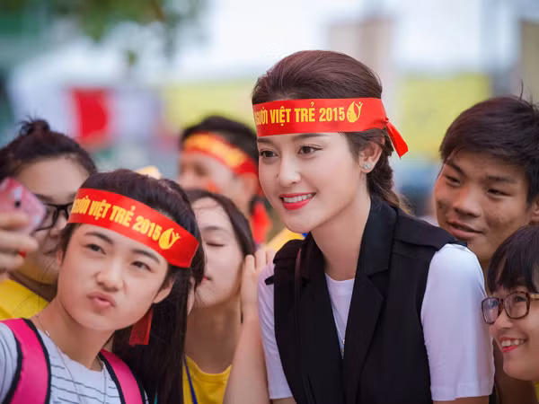 Vừa ốm dậy, Á hậu Huyền My vẫn đi từ thiện ảnh 5