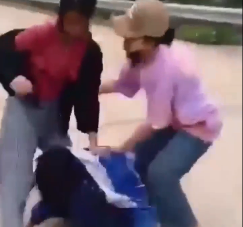 Xôn xao clip nữ sinh bị bạn đánh hội đồng giữa đường ảnh 1