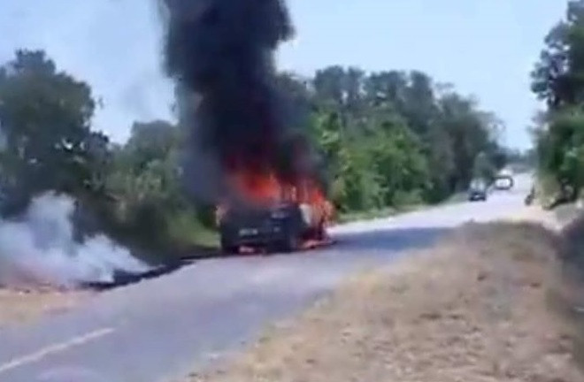 Xe ô tô bốc cháy khi đang chạy, tài xế bị bỏng nặng ảnh 1