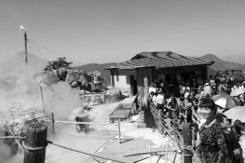 Lên núi lửa, ăn trứng luộc, để... thọ thêm?! ảnh 1