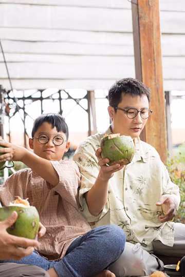 Bố con Hoàng Bách hào hứng chèo thuyền khi quay MV mới ảnh 8 Bố con Hoàng Bách hào hứng chèo thuyền khi quay MV mới ảnh 8