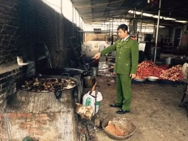 Liên tiếp các lò mỡ bẩn bị phát hiện - trách nhiệm thuộc về ai? ảnh 1