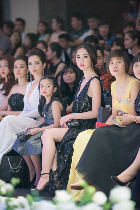 "Đứng hình" trước vẻ quyến rũ đầy ma mị của Vũ Ngọc Anh ảnh 6