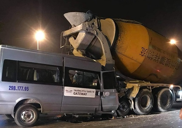 Xe 16 chỗ đâm đuôi xe bồn, tài xế mắc kẹt trong cabin ảnh 1