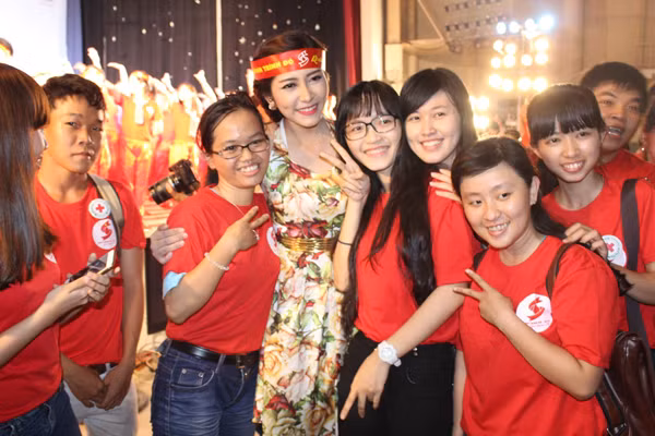 Hoa hậu Đặng Thu Thảo bị vây kín trong đêm Gala "Sắc đỏ Tây Đô" ảnh 4