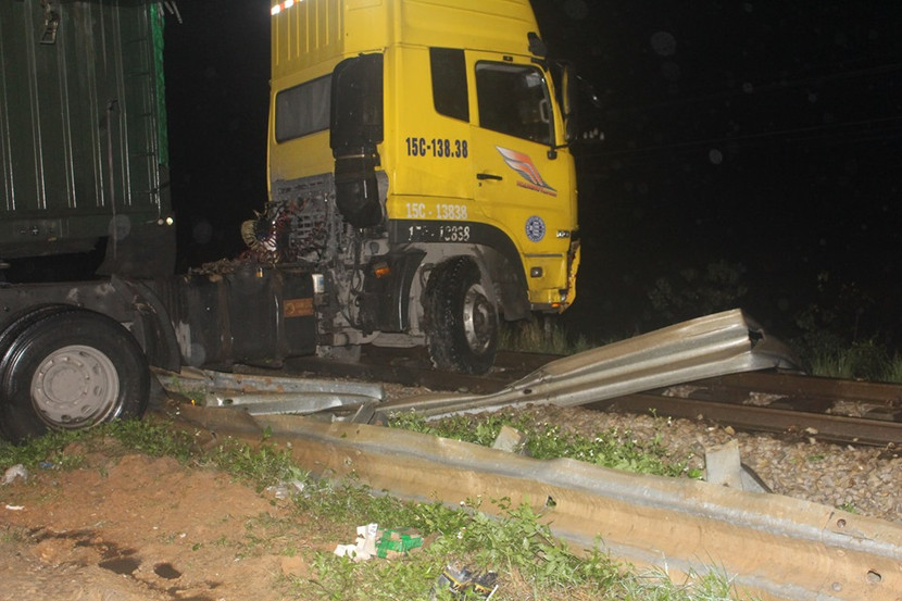 Giải cứu xe container mắc kẹt giữa đường sắt trong đêm ảnh 1