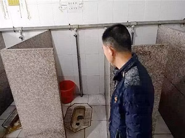 Bà mẹ Trung Quốc 17 tuổi nhẫn tâm bỏ con trong bồn cầu ảnh 2