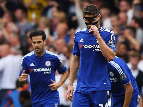 Sự khởi đầu... kỳ lạ của Premier League ảnh 1