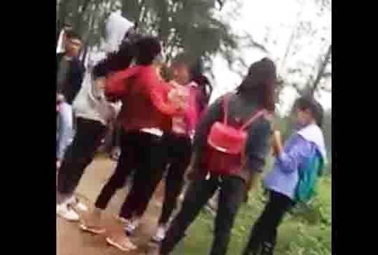 Ba nữ sinh đánh bạn cùng lớp vì mâu thuẫn mạng xã hội bị kỷ luật cảnh cáo ảnh 2 Ba nữ sinh đánh bạn cùng lớp vì mâu thuẫn mạng xã hội bị kỷ luật cảnh cáo ảnh 2