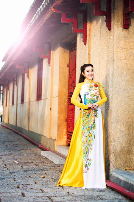 MC Kim Trang rạng ngời lên chùa cầu… duyên ảnh 1