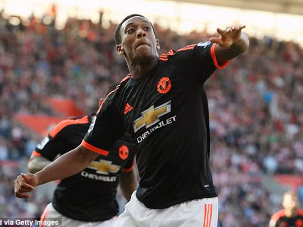 Quỷ đỏ phát cuồng vì Martial ảnh 1