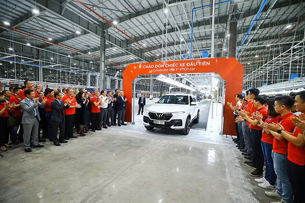 VinFast hoàn thành sản xuất thử nghiệm chiếc xe Lux SUV đầu tiên ảnh 2