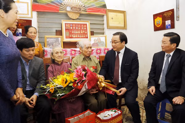 Bí thư Thành ủy Hà Nội Hoàng Trung Hải thăm hỏi gia đình chính sách tiêu biểu ảnh 2 Bí thư Thành ủy Hà Nội Hoàng Trung Hải thăm hỏi gia đình chính sách tiêu biểu ảnh 2