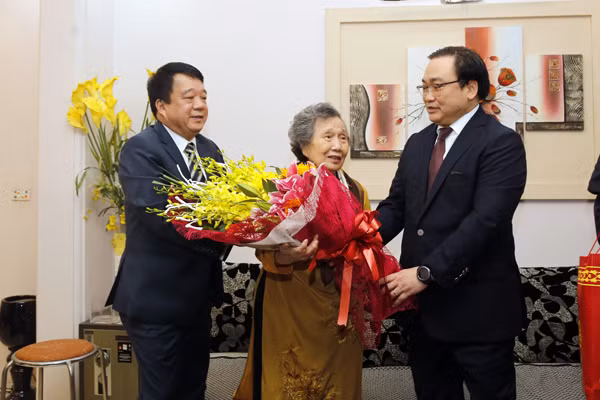 Bí thư Thành ủy Hà Nội Hoàng Trung Hải thăm hỏi gia đình chính sách tiêu biểu ảnh 3 Bí thư Thành ủy Hà Nội Hoàng Trung Hải thăm hỏi gia đình chính sách tiêu biểu ảnh 3