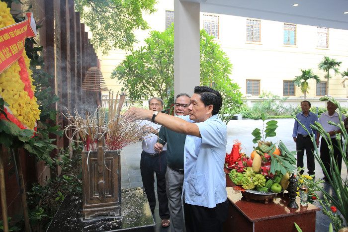 CLB sỹ quan hưu trí Công an Thủ đô dâng hương tri ân Anh hùng liệt sĩ ảnh 1