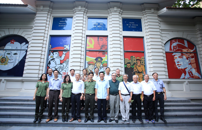 CLB sỹ quan hưu trí Công an Thủ đô dâng hương tri ân Anh hùng liệt sĩ ảnh 3