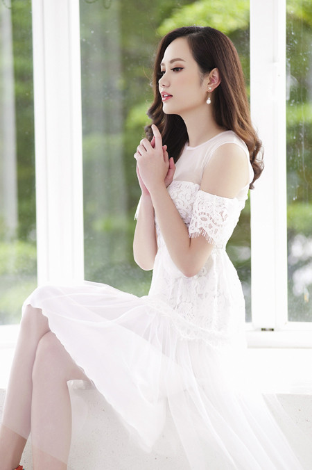 Hoa hậu Diệu Linh "gây sốt" với những mẫu đầm ren gợi cảm tự thiết kế ảnh 5