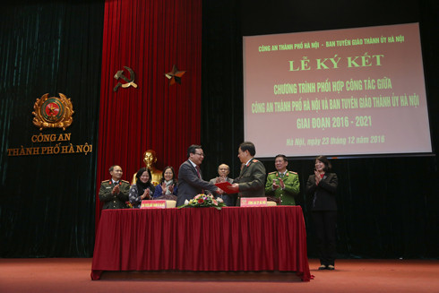Công an Hà Nội và Ban Tuyên giáo Thành ủy ký kết Chương trình phối hợp ảnh 2