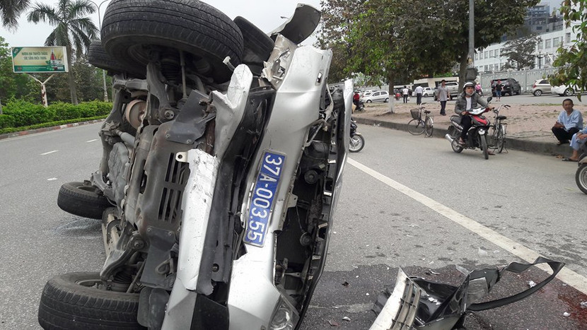 Ô tô va chạm khi quay đầu, 4 người bị thương ảnh 1