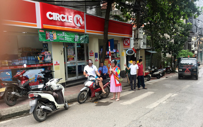 Cướp tiền tại siêu thị rồi nói lời xin lỗi nhân viên trước khi bỏ đi ảnh 2