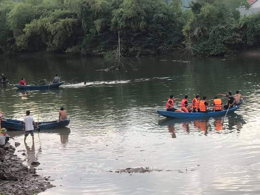 Lật thuyền chở 7 người vãn cảnh trên sông Hoàng Mai, 2 cha con thiệt mạng ảnh 1