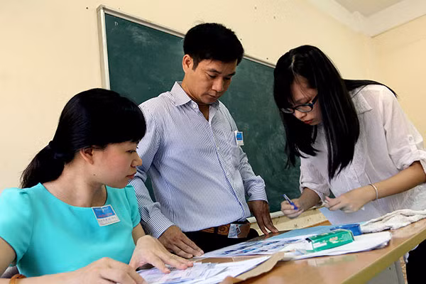 Làm thủ tục dự thi xong, sĩ tử đổ về Văn Miếu cầu may ảnh 3