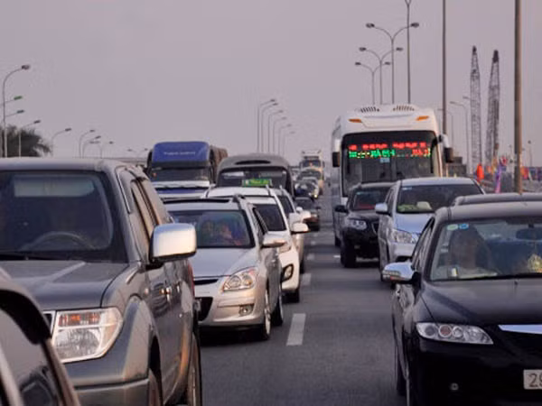 Bến xe người chật như nêm ảnh 1