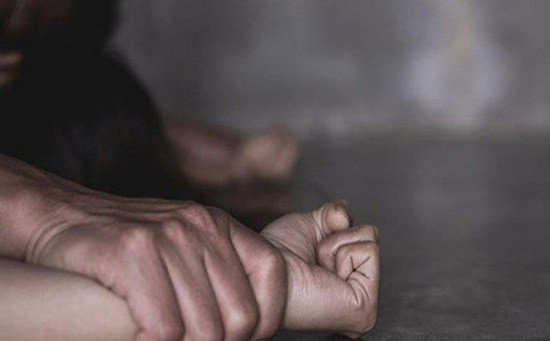 Gã hàng xóm nhiều lần dở trò đồi bại với cô bé chăn bò 10 tuổi ảnh 1