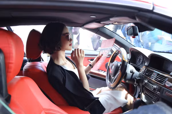 Maya sành điệu lái xe sang trở lại với nghệ thuật thứ 7 ảnh 4