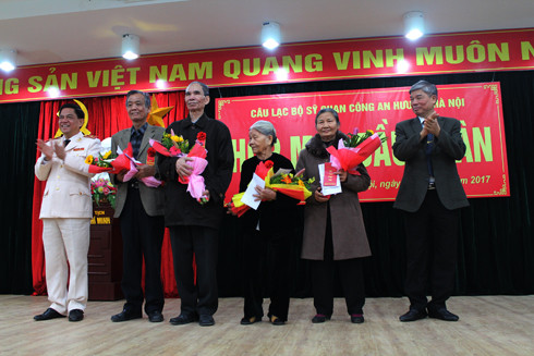 Đoàn kết, chia sẻ động viên nhau trong cuộc sống ảnh 3