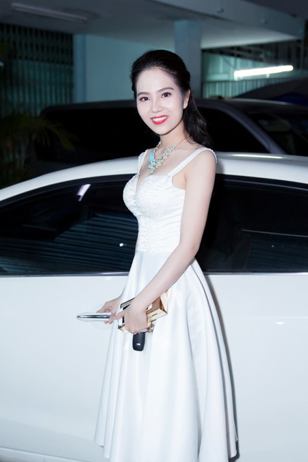 Nữ hoàng Du lịch Dương Kim Ánh khoe nhan sắc hút hồn trên "ghế nóng" ảnh 3