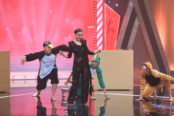 "Người đẹp dao kéo" Kelly Nguyễn lần đầu diễn hài cùng Trịnh Tú Trung ảnh 2