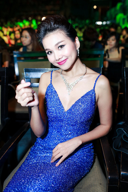 Siêu mẫu Thanh Hằng gây bất ngờ khi đi… chân đất dự sự kiện ảnh 6 Siêu mẫu Thanh Hằng gây bất ngờ khi đi… chân đất dự sự kiện ảnh 6