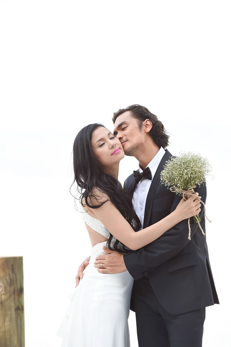 Việt Trinh rạng ngời hạnh phúc trong váy cưới bên Đức Hải ảnh 8