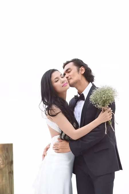 Việt Trinh rạng ngời hạnh phúc trong váy cưới bên Đức Hải ảnh 8